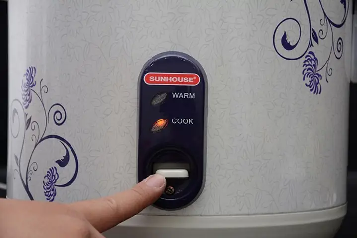 Bước 4: Nấu cơm gà bằng nồi cơm điện Bước 4: Nấu cơm gà bằng nồi cơm điện