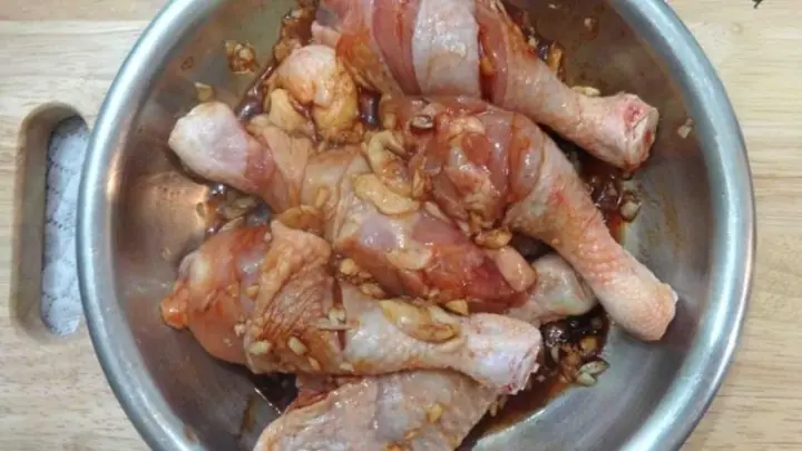 Bước 2: Ướp gà Bước 2: Ướp gà