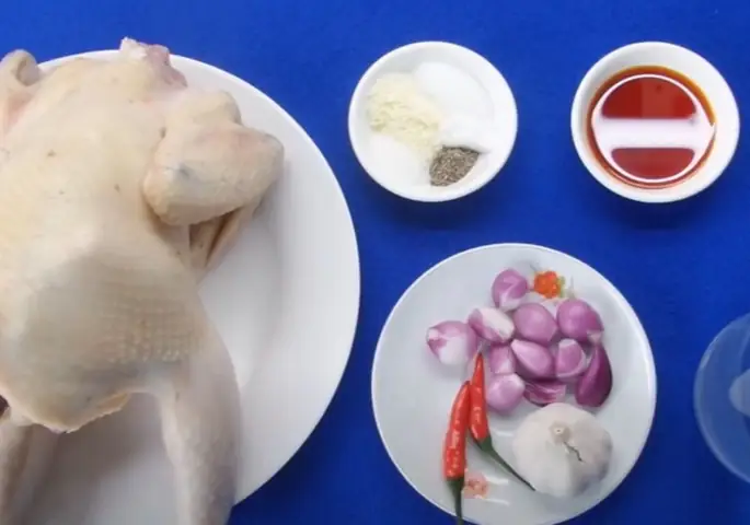 Cách nấu cơm gà nước dừa chuẩn vị, thơm lừng không khó