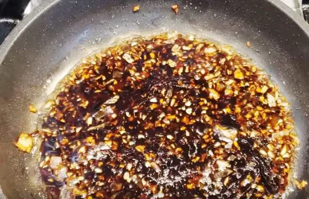 Làm nước xốt cơm gà xối mỡ