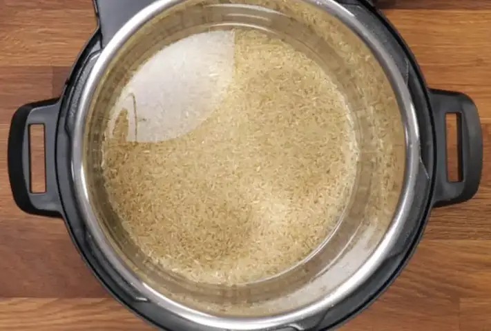 2.2 Cách nấu gạo lứt bằng nồi cơm điện