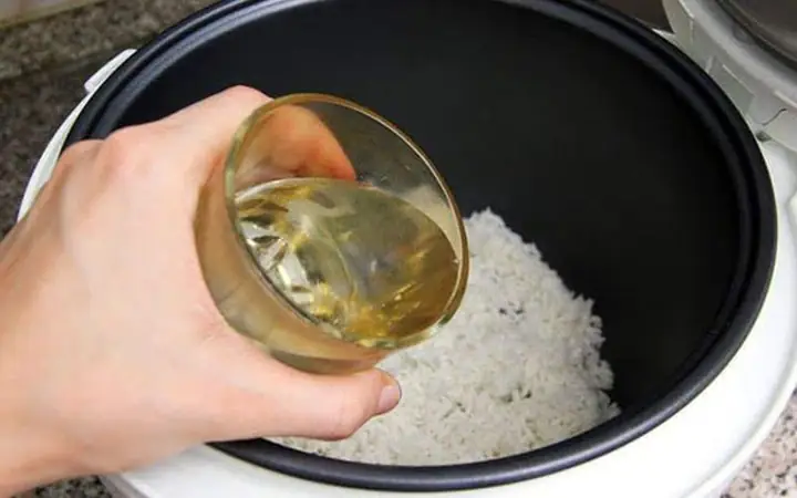 Cách Nấu Cơm Nếp Bằng Bếp Củi Thơm Dẻo Đặc Trưng