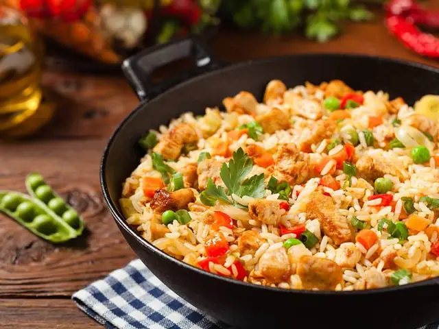 Hướng Dẫn Chi Tiết Cách Nấu Cơm Rang Ngon Chuẩn Vị Tại Nhà
