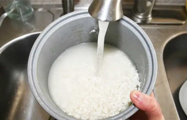 Bước 2: Cách nấu cơm tấm không bị nhão