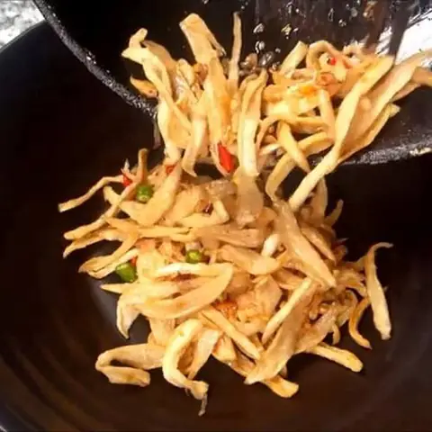 Xào củ cải khô :