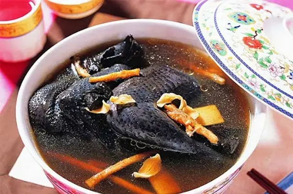 1. Canh đông trùng hạ thảo hầm gà ác