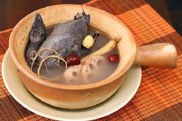 Cách Nấu Gà Ác Hầm Hạt Sen Bổ Dưỡng Chuẩn Vị Tại Nhà