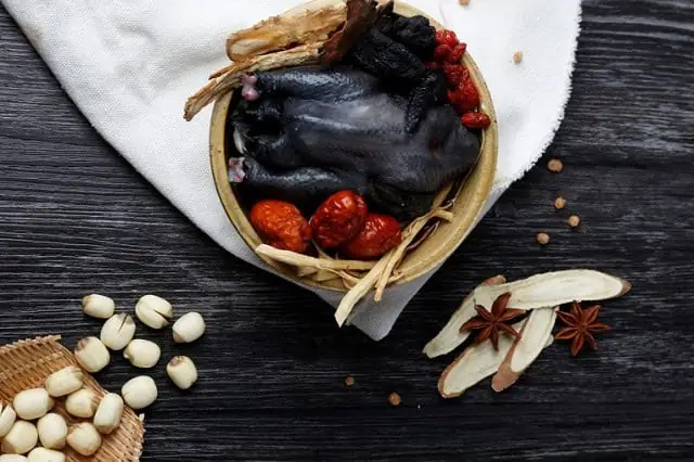 Cách Nấu Gà Ác Hầm Hạt Sen Bổ Dưỡng Chuẩn Vị Tại Nhà