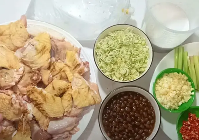 Hướng dẫn chi tiết cách nấu gà giả cầy miền Bắc chuẩn vị