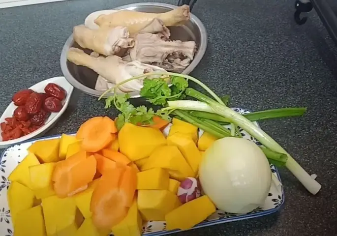 Hướng Dẫn Chi Tiết Cách Nấu Gà Hầm Bí Đỏ Thơm Ngon