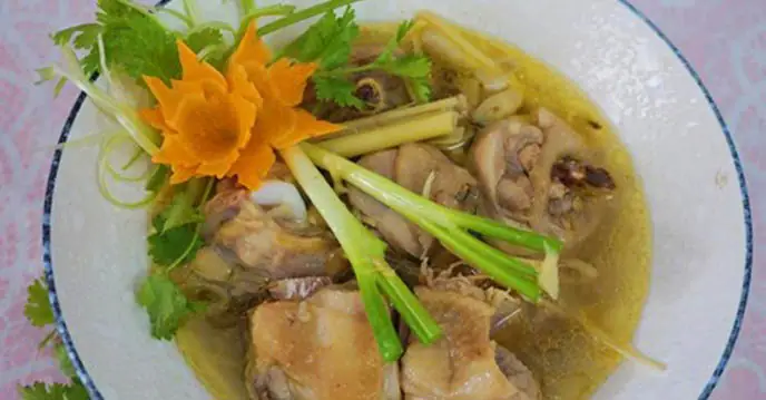 Hướng dẫn chi tiết cách nấu gà luộc sả thơm ngon tại nhà