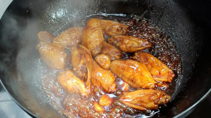 Bước 4: Chiên sơ và rim gà