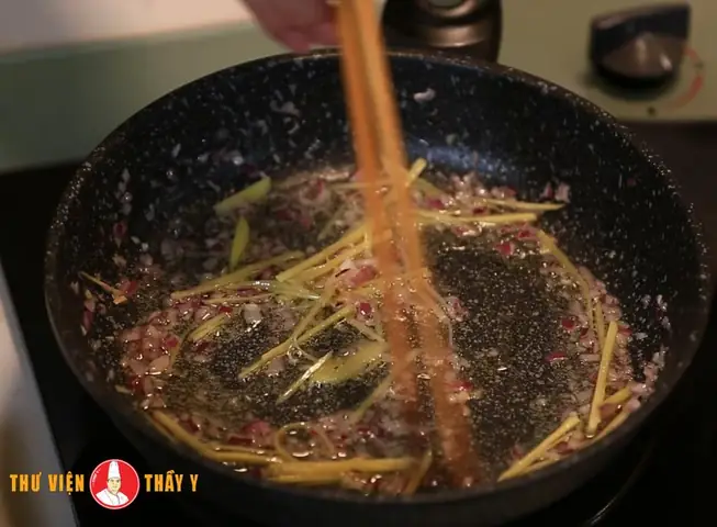 Hướng Dẫn Cách Nấu Giò Heo Tiềm Thơm Ngon Tại Nhà