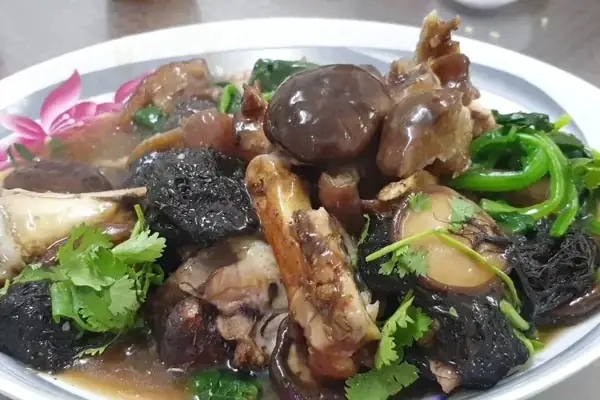 Hướng dẫn chi tiết cách nấu giò heo tóc tiên đậm đà