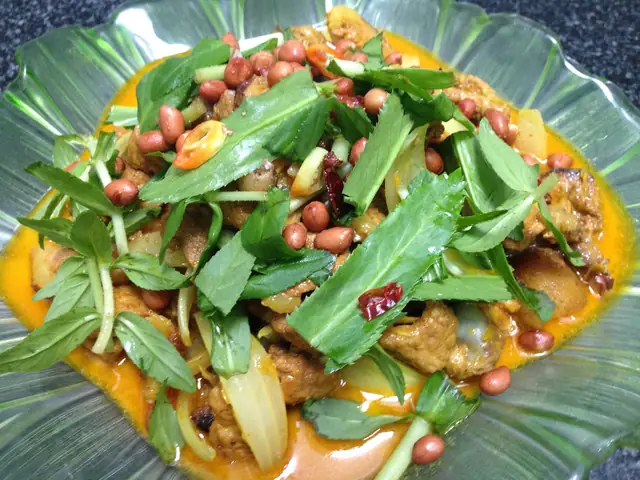 (NLĐO)- Miếng heo rừng thơm ngon hòa cùng vị beo béo của nước cốt dừa được ăn kèm cùng bánh mì giòn giòn sẽ khiến bạn khó lòng mà bỏ qua.