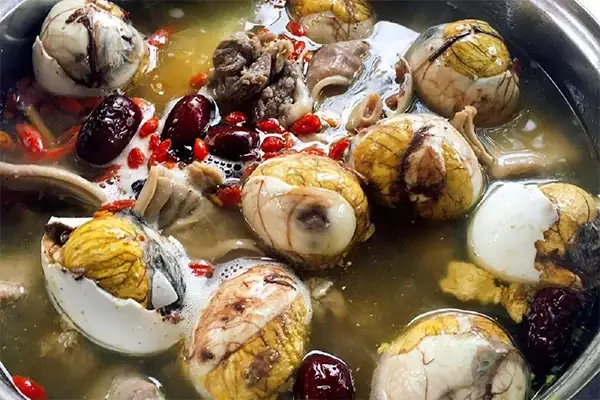 Cách nấu hột vịt lộn hầm thuốc bắc tại nhà chuẩn vị bổ dưỡng
