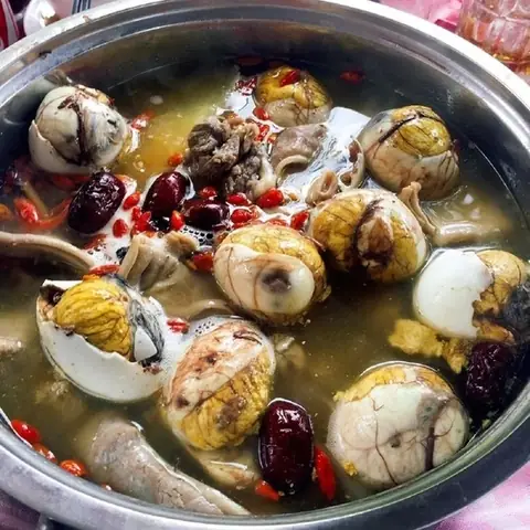 Cách nấu hột vịt lộn hầm thuốc bắc tại nhà chuẩn vị bổ dưỡng