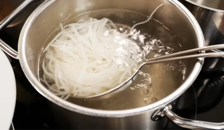 Bước 5: Chần hủ tiếu