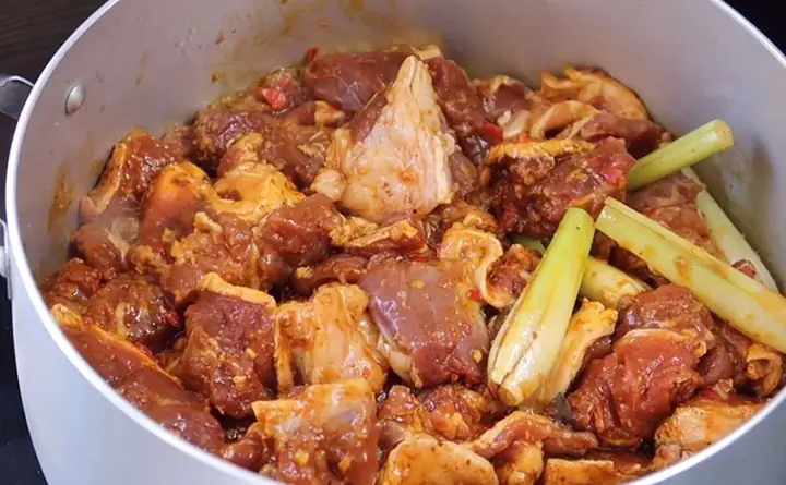 Bước 3: Ướp bò kho