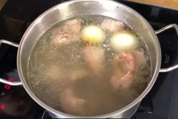 Bước 2: Nấu nước dùng Bước 2: Nấu nước dùng