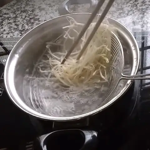 Cách nấu hủ tiếu vịt: Công thức chuẩn vị, thơm ngon, không hôi Cách nấu hủ tiếu vịt: Công thức chuẩn vị, thơm ngon, không hôi