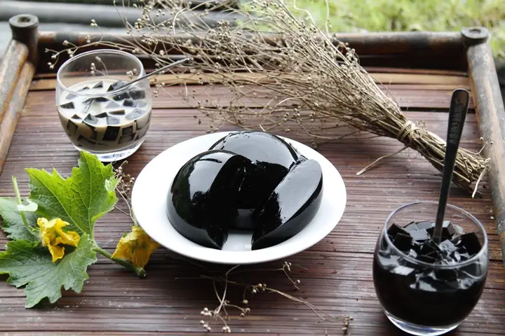 Cách Nấu Lá Thạch Đen Cao Bằng Tại Nhà Chuẩn Vị Nhất