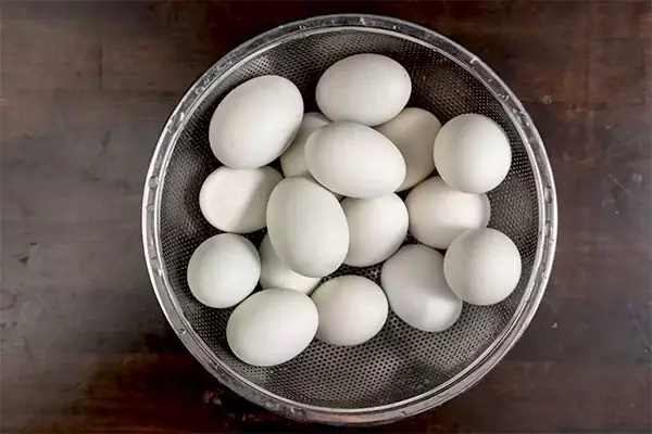 Cách nấu lẩu bầu trứng vịt lộn đơn giản tại nhà