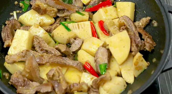 Lẩu gân bò măng cay