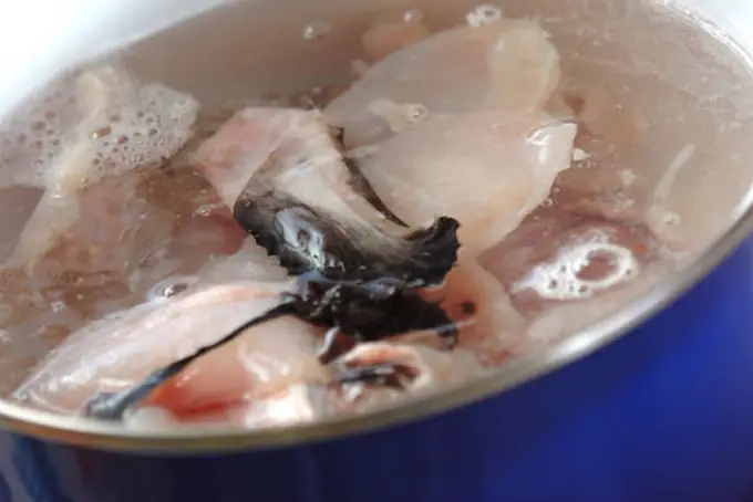 Bước 1: Sơ chế nguyên liệu nấu lẩu cá lăng măng chua