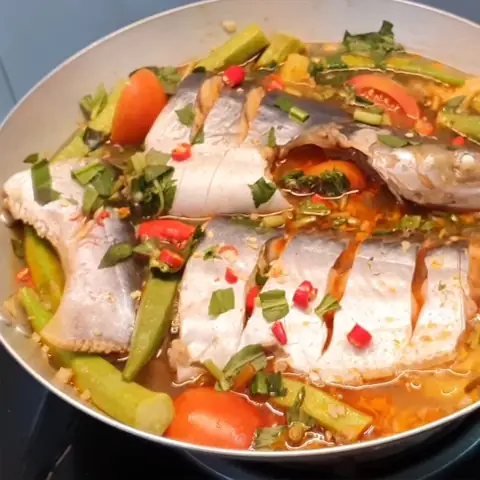 Bí Quyết Nấu Lẩu Cá Tra Chua Cay Đậm Đà Chuẩn Vị Gia Đình