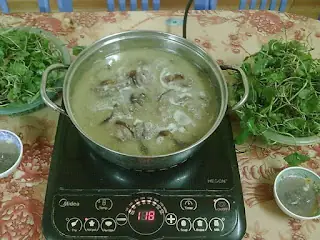 Hướng dẫn mọi người cách chế biến nồi lẩu mèo ăn kèm rau má ngon lành để nhậu trong thời tiết lạnh lẽo ngày đông. Hướng dẫn mọi người cách chế biến nồi lẩu mèo ăn kèm rau má ngon lành để nhậu trong thời tiết lạnh lẽo ngày đông.