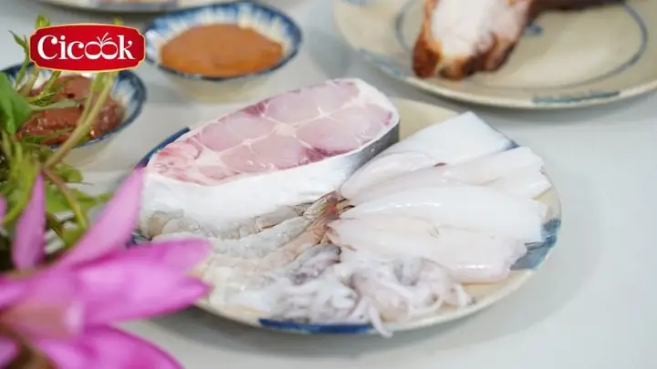 Chuẩn bị nguyên liệu để làm lẩu chua cay