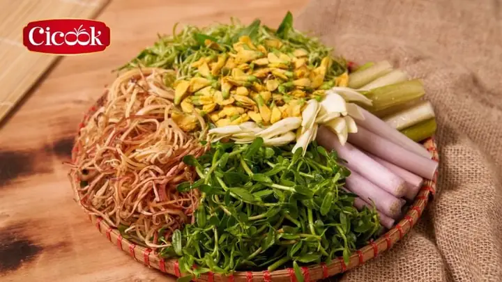 Chuẩn bị nguyên liệu để làm lẩu chua cay