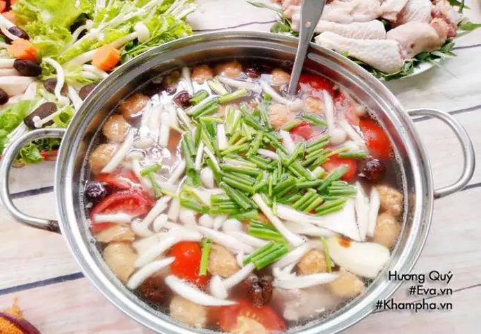 Cách nấu lẩu gà Hà Nội thơm ngon, đậm đà chuẩn vị Cách nấu lẩu gà Hà Nội thơm ngon, đậm đà chuẩn vị