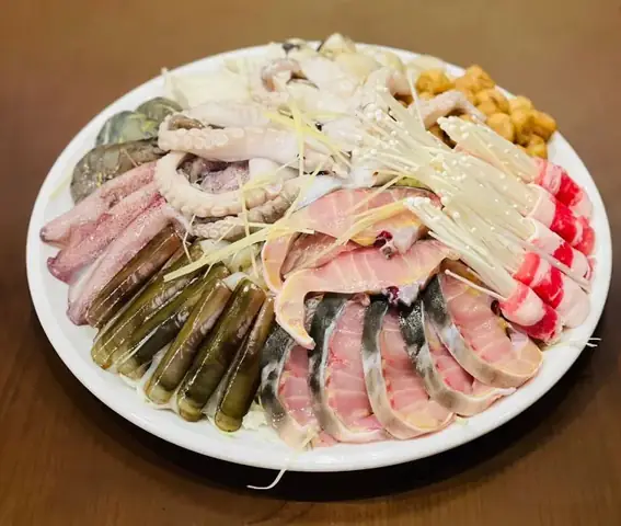 Cách Nấu Lẩu Gà Hải Sản Ngon Chuẩn Vị Tại Nhà Đơn Giản