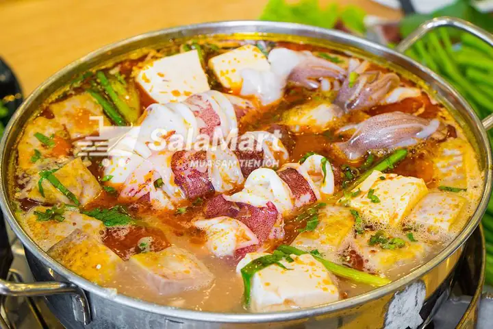 Khi trời bắt đầu mưa, thời tiết trở nên se se lạnh, chúng ta đều nghi ngay đến mónlẩu mực chua caynóng hổi. Cảm nhận hơi nóng bốc lên nghi ngút cùng với hương thơm của các loại gia vị. Gắp một miếng mực tươi giòn nhúng vào nồi, rồi chấm với chén mắm chua chua cay cay thì ngon còn gì bằng. Thêm một ít thịt heo làm cho nước ngọt, đậm đà.