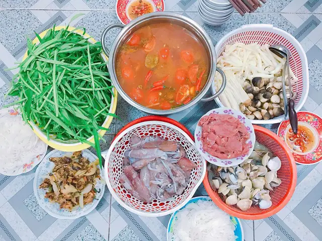 Hoàn thành món lẩu mực chua cay