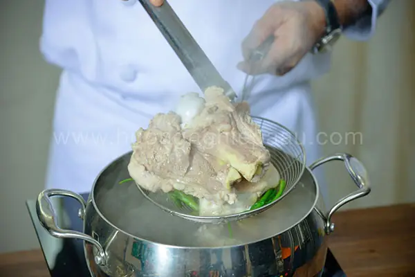 Hướng Dẫn Chi Tiết Cách Nấu Lẩu Riêu Cua Sườn Sụn Ngon Chuẩn Vị Tại Nhà