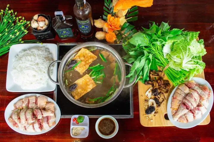 Cách Nấu Lẩu Trứng Vịt Lộn Ngải Cứu Thơm Ngon Chuẩn Vị