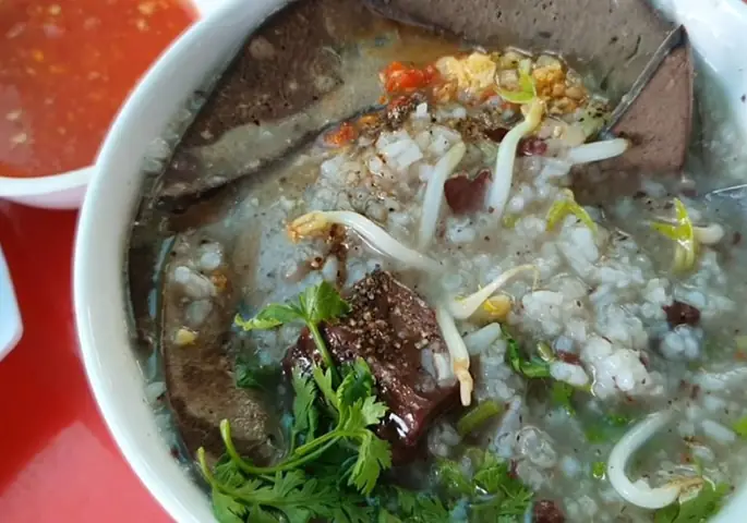 Thưởng thức cháo lòng bò Thưởng thức cháo lòng bò