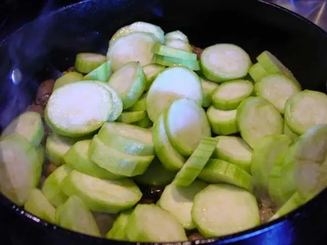 Hướng dẫn chi tiết cách nấu lòng gà xào mướp ngon tại nhà