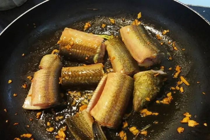 Bước 5: Nấu lươn với các gia vị