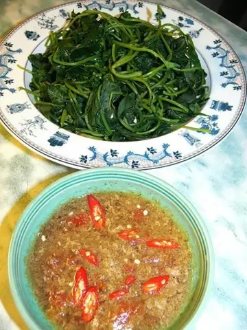 Mắm cua đồng chấm rau lang luộc.