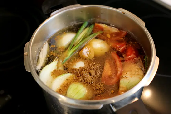 Hướng dẫn cách nấu mì bò hầm Hàn Quốc chuẩn vị tại nhà