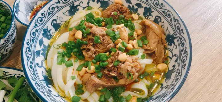 Hướng Dẫn Chi Tiết Cách Nấu Mì Quảng Chả Cá Ngon Đúng Điệu