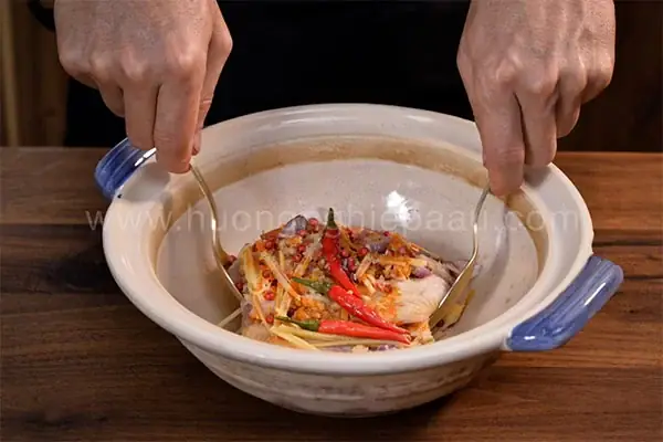 Ướp nguyên liệu thịt gà