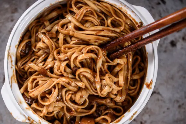 Hướng dẫn chi tiết **cách nấu mì Samyang tương đen** chuẩn vị tại nhà