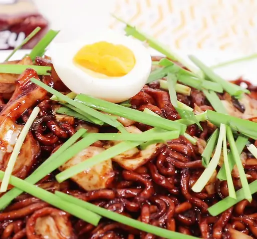 Hướng dẫn chi tiết **cách nấu mì Samyang tương đen** chuẩn vị tại nhà