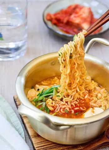 Hướng dẫn chi tiết cách nấu mì tôm Hàn Quốc chuẩn vị tại nhà