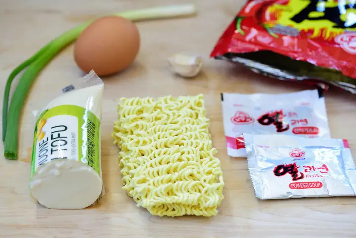 Hướng dẫn chi tiết cách nấu mì tôm Hàn Quốc chuẩn vị tại nhà